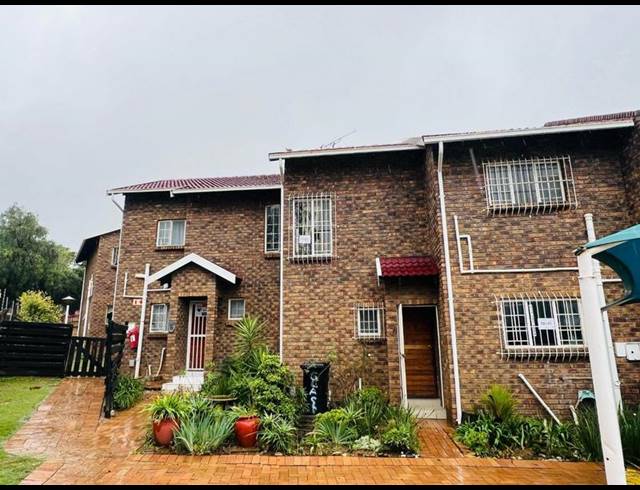 2 BEDROOM PROPERTY TO RENT IN VAN RIEBEECK PARK